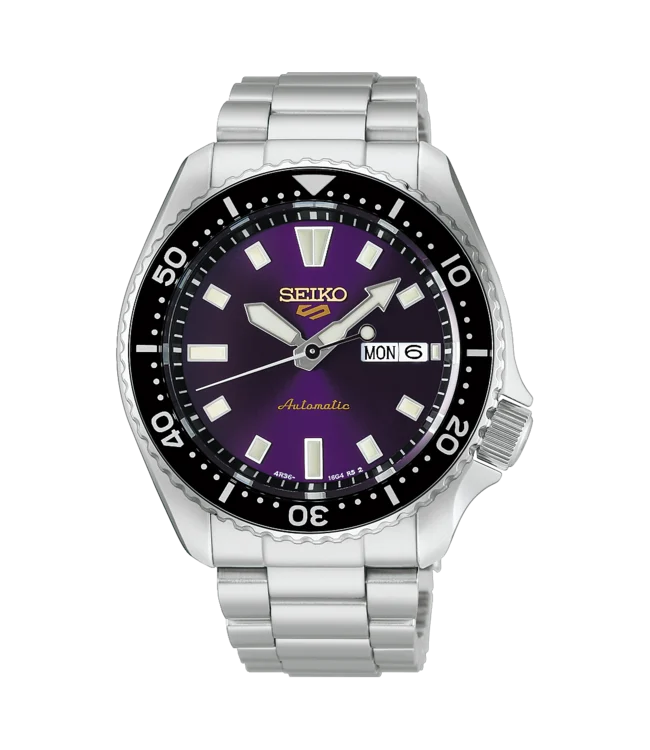 Limited Ediion of 9.999st.

Seiko 5 Sports 145th Anniversary Limited Edition
Deze bijzondere Seiko 5 Sports Limited Edition viert het 145-jarig jubileum van Seiko met &lsquo;Edo-paars&rsquo;, een kleur die nauw verbonden is met het erfgoed van Seiko en Tokio. De diepe paarse wijzerplaat verwijst naar een tint die tijdens de Edo-periode veel werd gebruikt en geeft het sportieve ontwerp een opvallende en stijlvolle uitstraling.
