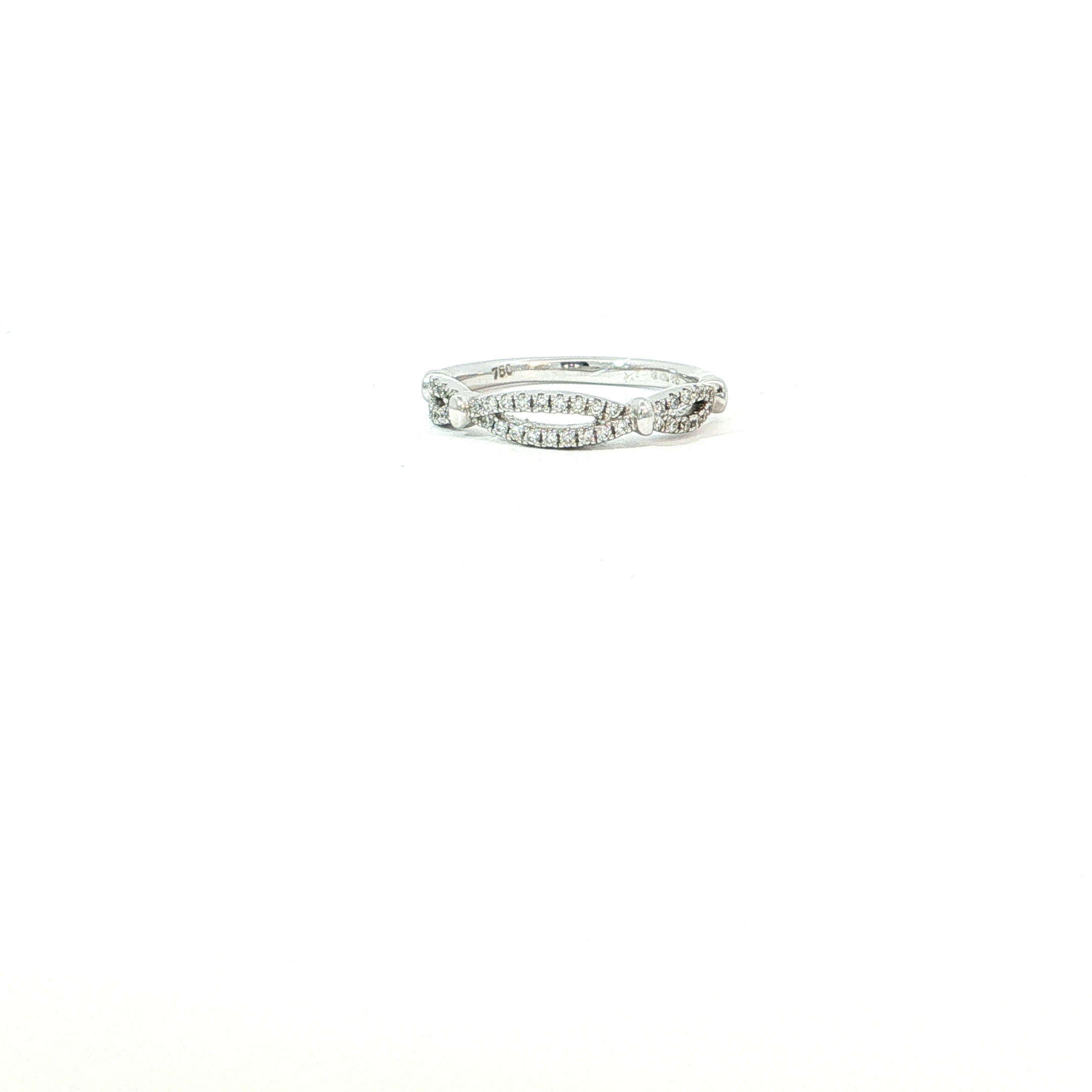 Een verfijnde ring met een speels en bijna kantachtig lijnenspel. Het 18 karaat witgoud vormt elegante, golvende banen die rijkelijk zijn bezet met fonkelende diamanten en subtiel in elkaar overvloeien. De open ruimtes tussen de lijnen geven het ontwerp een luchtige uitstraling, terwijl de diamanten zorgen voor een luxueus lichtspel. Daardoor oogt de ring tegelijk romantisch, modern en bijzonder vrouwelijk. Mooi om solo te dragen, maar ook perfect om te combineren met andere fijne ringen. 

Een sierlijk juweel dat elegantie en speelsheid moeiteloos samenbrengt.