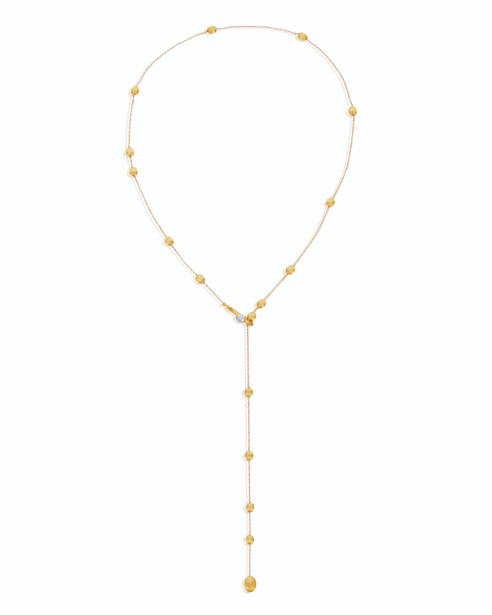 Deze bijzondere halsketting van Nanis speelt met beweging, ritme en een verrassend elegante asymmetrie. De fijne schakels in 18 karaat geelgoud worden afgewisseld met zachte gouden elementen die de ketting een luchtige, luxueuze uitstraling geven. Het centrale detail trekt subtiel de aandacht en loopt uit in een lange, sierlijke pendant die mooi met het lichaam meebeweegt. Daardoor krijgt het ontwerp iets sensueels en bijna couture-achtigs. Perfect om een eenvoudige jurk of blouse in &eacute;&eacute;n beweging een exclusieve uitstraling te geven.

Een juweel met karakter, ontworpen om elke look een verfijnde en onweerstaanbare uitstraling te geven.