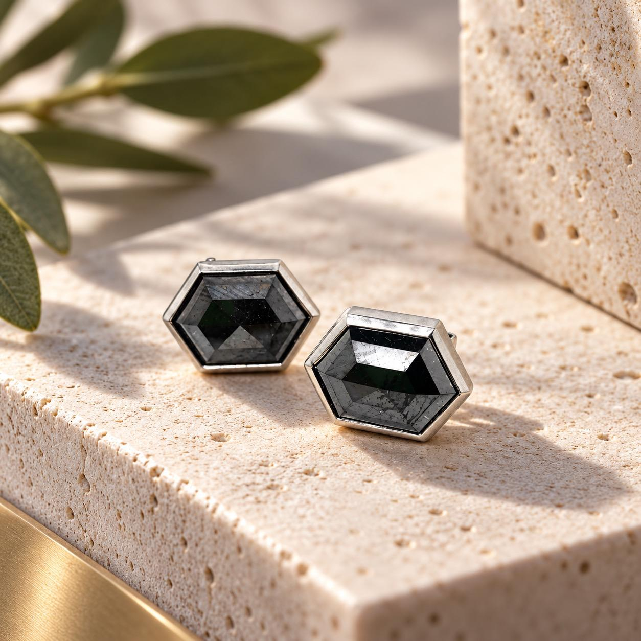 SCHWARZE DIAMANTEN &ndash; WANDELBARKEIT TRIFFT AUF ZEITLOSE ELEGANZ

Einzigartige Ohrstecker mit Charakter und &uuml;berraschender Vielseitigkeit.

Diese au&szlig;ergew&ouml;hnlichen Ohrstecker vereinen die geheimnisvolle Ausstrahlung schwarzer Diamanten mit einer klaren, modernen Formensprache.

Die facettierten schwarzen Diamanten faszinieren durch ihr spannendes Spiel aus Licht und Schatten. Ihre markante geometrische Form wird von einer schlichten Fassung aus edlem 750er Wei&szlig;gold umrahmt, die den besonderen Charakter der Steine unterstreicht.

Das Besondere liegt in ihrer Wandelbarkeit: Auf der R&uuml;ckseite befinden sich fein gearbeitete H&auml;kchen, an denen sich unterschiedliche Einh&auml;nger befestigen lassen. Ob schimmernde Perlen oder leuchtende Farbsteine &ndash; mit wenigen Handgriffen entstehen immer wieder neue Schmuckvariationen.

Puristisch und ausdrucksstark als einzelne Ohrstecker getragen, elegant oder farbenfroh mit passenden Einh&auml;ngern kombiniert.

Ein Schmuckst&uuml;ck &ndash; unz&auml;hlige M&ouml;glichkeiten.

Jedes Paar ist ein Unikat und verbindet individuelle Goldschmiedekunst mit zeitloser &Auml;sthetik.

Details

Schwarze Diamanten, facettiert 11,25ct
750er Wei&szlig;gold (18 Karat)
Geometrische Form
Ma&szlig;e: ca. 14 &times; 10 mm
R&uuml;ckseitige H&auml;kchen f&uuml;r wechselbare Einh&auml;nger
Kombinierbar mit Perlen und Farbsteinen
Handgearbeitetes Unikat

Individuell. Wandelbar. Unverwechselbar.