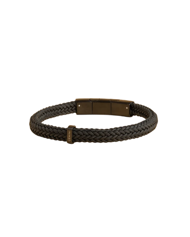De armband gevlochten stof  maat M- L  corda black . Het is een stijlvolle armband  en heeft een lengte van 210 mm.  Draag deze elegante armband als een verfijnd accessoire om elke outfit compleet te maken.