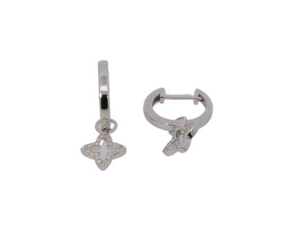 Die Creole Silber mit Einh&auml;nger 7mm und 48 Zirkonia, Modellnummer 743507019, ist ein elegantes Schmuckst&uuml;ck aus der Kategorie JEWEL. Diese HOOP_EARRINGS sind ideal, um jedem Outfit einen Hauch von Glamour zu verleihen. Tragen Sie sie am besten zu formeller Kleidung oder edler Abendgarderobe f&uuml;r einen stilvollen Auftritt.