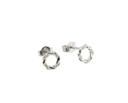 Der Ohrstecker Silber rund 7mm Zirkonia (Modellnummer 743557019) besticht durch ein elegantes Design mit funkelndem Zirkonia-Edelstein. Diese stilvollen Ohrstecker aus hochwertigem Silber sind der ideale Schmuck f&uuml;r jeden Anlass. Tragen Sie sie am besten zu festlichen oder eleganten Outfits, um deren Glanz und Glamour perfekt zu erg&auml;nzen. Ein Must-have f&uuml;r jeden Schmuckliebhaber!