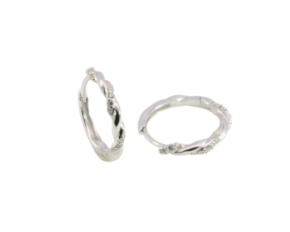 Die Creolen Silber Zirkonia (Modellnummer 743558019) sind elegante Ohrringe, die aus hochwertigem Silber gefertigt sind und mit funkelnden Zirkoniasteinen verziert sind. Diese Creolen eignen sich perfekt f&uuml;r elegante Anl&auml;sse oder um allt&auml;gliche Outfits aufzuwerten. Tragen Sie sie mit hochgestecktem Haar, um den glanzvollen Effekt zu betonen und einen stilvollen Look zu erzielen.