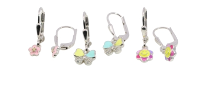 Die Ohrh&auml;nger Kinder Silber Blumen Schmetterling Lack bunt, Modellnummer 743614019, sind bezaubernde Kinderschmuckst&uuml;cke. Mit farbenfrohen Bl&uuml;ten und Schmetterlingen verziert, bieten sie eine verspielte Note. Perfekt f&uuml;r den Alltag oder besondere Anl&auml;sse. Am besten werden sie mit einem s&uuml;&szlig;en Kleid oder l&auml;ssiger Freizeitkleidung kombiniert, um den fr&ouml;hlichen Look zu unterstreichen. Ideal f&uuml;r kleine Schmuckliebhaberinnen.