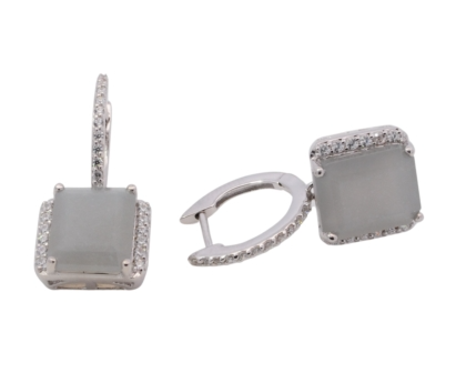 Die Ohrh&auml;nger aus Silber mit Mondstein und Zirkonia, Modellnummer 743726019, sind elegante Schmuckst&uuml;cke, die jedem Outfit einen Hauch von Glamour verleihen. Sie geh&ouml;ren zur Kategorie Schmuck und sind als Anh&auml;nger-Ohrringe klassifiziert. Tragen Sie sie zu formellen Anl&auml;ssen oder als Highlight zu l&auml;ssigen Outfits. Sie passen perfekt zu hochgesteckten Frisuren, um die Ohrringe hervorzuheben.