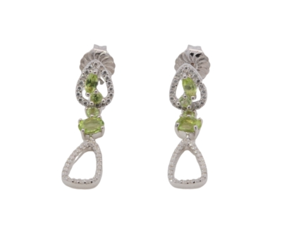 Diese Ohrstecker aus Silber mit Modellnummer 743735019 enthalten 44 Zirkonia und 8 Peridots, was ihnen einen beeindruckenden Glanz und eine farbenfrohe Note verleiht. Sie geh&ouml;ren zur Kategorie Schmuck und sind als Ohrstecker mit farbigen Steinen klassifiziert. Ideal f&uuml;r besondere Anl&auml;sse oder um Ihrem Alltags-Outfit einen Hauch von Eleganz zu verleihen.