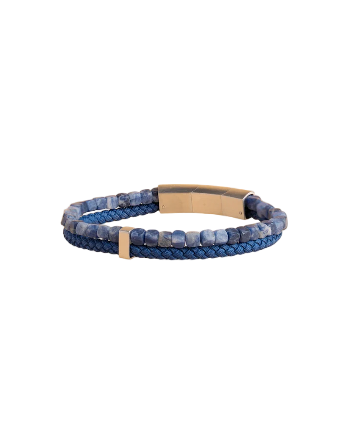 Het armbandmodel  bevat een dubbele band, kraal en stof in de kleur Leo Blue. Eigenschappen:  lengte van de armband is 210, gemaakt van canvas . Ideaal voor dagelijks gebruik of speciale gelegenheden. Draag het om je pols voor een stijlvolle en modieuze look. Perfect om elke outfit mee te verfraaien.