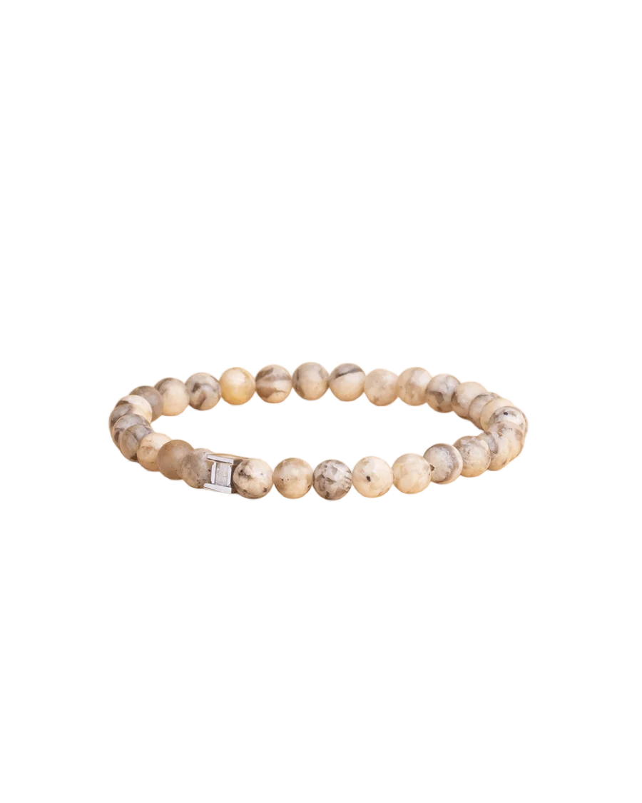 Dit armband bestaat uit kralen in de kleur Dune, met een doorsnee van 6mm en past een maat M. Dit cr&egrave;me-kleurige sieraad heeft met een lengte van 200. Deze armband is ideaal om te dragen als een elegante toevoeging bij elke outfit, perfect voor dagelijks gebruik of speciale gelegenheden.