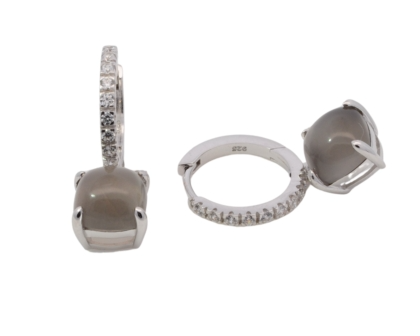Entdecken Sie die zeitlosen Creole Ohrringe mit 2 Mondsteinen und funkelnden Zirkonia, Modellnummer 743749019. Diese eleganten Schmuckst&uuml;cke aus Silber geh&ouml;ren zur Kategorie "Schmuck" und sind speziell als "Huggie-Ohrringe" mit farbigen Steinen gestaltet. Tragen Sie sie zu besonderen Anl&auml;ssen oder kombinieren Sie sie mit einem schicken Alltagsoutfit, um jedem Look Glanz zu verleihen.