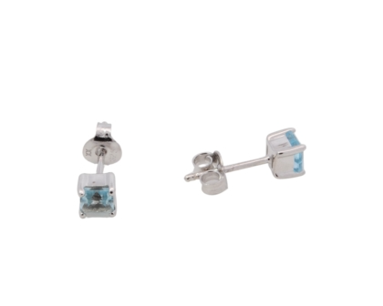 Der Ohrstecker Silber 2 Blautopase im Modell 743777019 besticht durch seine elegante Gestaltung mit zwei blau leuchtenden Topasen. Diese stilvollen Ohrstecker aus Silber geh&ouml;ren zur Kategorie Schmuck und sind unter den farbigen Steinohrsteckern ein Highlight. Perfekt f&uuml;r besondere Anl&auml;sse, kombiniert mit einem schlichten Outfit, lassen sie Eleganz und Raffinesse erstrahlen.