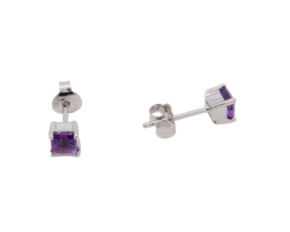 Der Ohrstecker Silber 2 Amethyste (Modellnummer 743778019) besticht durch seine eleganten Amethyste, die farbige Akzente setzen. Als Teil der Kategorie Schmuck handelt es sich um Ohrringe mit farbigen Steinen. Perfekt kombinierbar mit Abendgarderobe oder casual Outfits, verleihen sie jedem Look einen Hauch von Eleganz und Glamour.