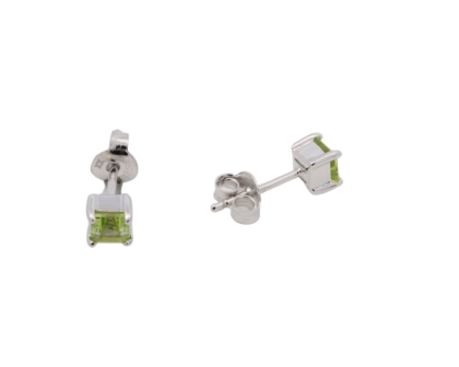 Produktmerkmale von Ohrstecker Silber 2 Peridots (Modellnummer: 743779019) umfassen hochwertigen Silberbesatz und zwei leuchtend gr&uuml;ne Peridots. Kategorisiert als Edelsteinohrstecker, verleiht dieses Schmuckst&uuml;ck jedem Outfit einen Hauch von Eleganz. Perfekt f&uuml;r den t&auml;glichen Gebrauch oder besondere Anl&auml;sse, sie erg&auml;nzen elegante und legere Looks gleicherma&szlig;en. Tragen Sie ihr Haar hoch, um die Ohrringe optimal zur Geltung zu bringen.