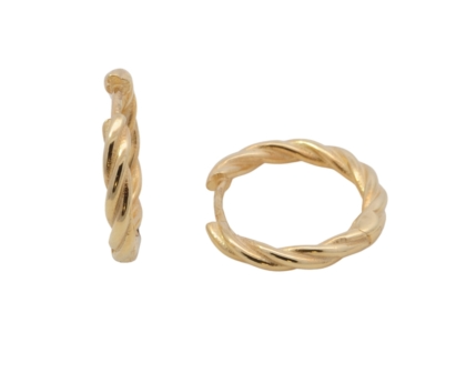 Diese Creolen, Modellnummer 743802019, bestehen aus gedrehtem Silber/GP und haben einen Durchmesser von 18 mm. Sie fallen in die Kategorie Schmuck und sind Creolen. Ihr elegantes Design macht sie ideal f&uuml;r den t&auml;glichen Gebrauch oder besondere Anl&auml;sse. Am besten kombiniert man sie mit hochgesteckten Haaren, um die Ohrringe zur Geltung zu bringen.