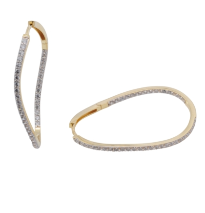 Die Creolen Silber/GP 82 Zirkonia (Modellnummer 743812019) sind elegante Schmuckst&uuml;cke mit hohem Stilfaktor. Diese Ohrringe aus Silber, verziert mit funkelnden Zirkonia-Steinen, passen perfekt zu jedem Outfit, sei es casual oder elegant. Der ideale Weg, sie zu tragen, ist mit hochgesteckten Haaren oder einer eleganten Frisur, um ihre Brillanz zu betonen. Perfekt f&uuml;r besondere Anl&auml;sse oder den Alltag.