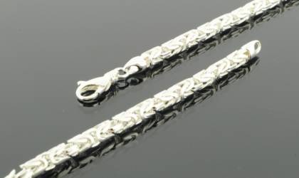 Das Armband K&ouml;nigskordel Silber mit 4,9 mm, Modellnummer 752076019, ist ein elegantes Schmuckst&uuml;ck aus der Kategorie JEWEL, speziell als BRACELET. Tragen Sie es stilvoll zu formellen oder l&auml;ssigen Outfits, um jedem Look einen Hauch von Eleganz zu verleihen. Ideal als dezentes Accessoire f&uuml;r den Alltag oder besondere Anl&auml;sse.