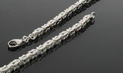 Das Armband K&ouml;nigskordel Silber 4,0mm 21cm, Modellnummer 752800119, ist ein elegantes Schmuckst&uuml;ck aus hochwertigem Silber. Es geh&ouml;rt zur Kategorie Schmuck und ist ein Armband. Die K&ouml;nigskordel-Design sorgt f&uuml;r einen klassischen Look. Am besten tragen Sie es allein oder in Kombination mit anderen Armb&auml;ndern f&uuml;r einen modischen Stil. Perfekt f&uuml;r jeden Anlass.