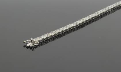 Dieses Tennisarmband in Silber, Modellnummer 752864019, gl&auml;nzt mit 45 funkelnden Zirkonia-Steinen von 4 mm Gr&ouml;&szlig;e. Es geh&ouml;rt zur Kategorie Schmuck, speziell Armb&auml;nder. Ideal f&uuml;r elegante Anl&auml;sse, kann es sowohl allein getragen als auch mit anderen Schmuckst&uuml;cken kombiniert werden, um jedem Outfit einen Hauch von Glamour zu verleihen. Perfekt f&uuml;r stilvolle Akzente.