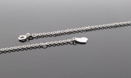 Die Fu&szlig;kette Modellnummer 753053019 ist ein stilvolles Schmuckst&uuml;ck aus hochwertigem Silber, verziert mit einem runden Anker und einem Herz. Diese elegante Fu&szlig;kette verleiht jedem Outfit einen maritimen und romantischen Touch. Am besten tragen Sie sie zu Sandalen oder barfu&szlig;, um den dezenten Glanz optimal zur Geltung zu bringen. Perfekt f&uuml;r den Sommer!