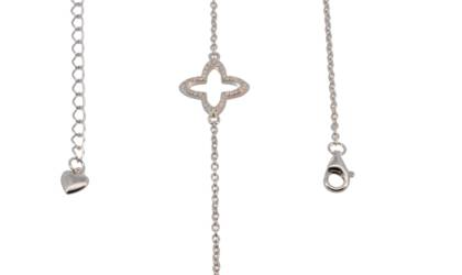 Das Armband Silber Anker 1,5mm Zirkonia Kleeblatt, Modellnummer 753085019, ist ein elegantes Schmuckst&uuml;ck, das stilvolle Akzente setzt. Gefertigt mit einem feinen Anker-Design und einem funkelnden Zirkonia-Kleeblatt, verleiht es jedem Outfit Raffinesse. Ideal f&uuml;r den t&auml;glichen Gebrauch oder besondere Anl&auml;sse, l&auml;sst es sich vielf&auml;ltig kombinieren und angenehm tragen.