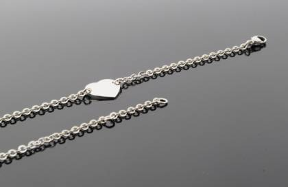 Das Gravurarmband Silber Herz Anker, Modellnummer 754327019, ist ein elegantes Schmuckst&uuml;ck aus der Kategorie "Jewel", speziell ein "Bracelet". Es ist ideal f&uuml;r Kinder mit einer L&auml;nge von 14 cm. Tragen Sie es am besten am Handgelenk f&uuml;r einen stilvollen und pers&ouml;nlichen Look. Perfekt als Geschenk oder f&uuml;r den t&auml;glichen Gebrauch.