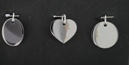 Diese Gravurplatte poliert/mattiert, Modellnummer 762112019, besteht aus 925er Sterlingsilber und hat eine elegante wei&szlig;e Farbgebung. Mit einem Gewicht von 1,1 g ist sie leicht und angenehm zu tragen. Dieses Schmuckst&uuml;ck ist ein Anh&auml;nger der Kategorie Schmuck, insbesondere f&uuml;r Gravurplatten geeignet. Tragen Sie es an einer feinen Silberkette, um Ihrem Look Eleganz zu verleihen.