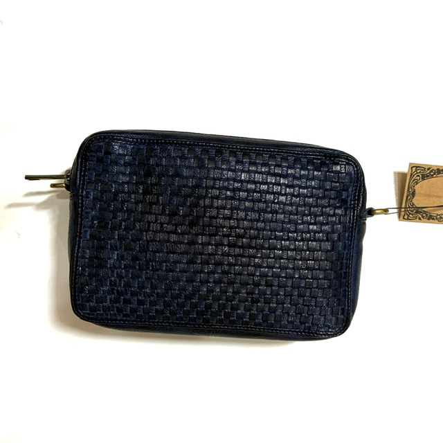 Leren tas van gewassen leer &ndash; Made in Italy
Op zoek naar een stijlvolle leren tas die elegantie en praktisch gebruiksgemak combineert? Deze prachtige leren damestas, gemaakt in Itali&euml;, is uitgevoerd in soepel gewassen leer en heeft aan de voorzijde een verfijnd vlechtmotief. De gladde achterkant zorgt voor een rustige, tijdloze uitstraling. Een stijlvolle tas die moeiteloos past bij zowel een casual als een geklede outfit.

Praktisch ingedeeld en comfortabel te dragen

De tas beschikt over een dubbele toprits en is praktisch ingedeeld. Het voorste vak heeft &eacute;&eacute;n groot hoofdvak met twee steekvakken, ideaal om je essentials overzichtelijk op te bergen. Het achterste vak bestaat uit &eacute;&eacute;n ruim vak met een extra ritsvak voor kleinere spullen die je veilig wilt bewaren.

Dankzij de verstelbare en afneembare schouderriem draag je deze compacte leren tas precies zoals jij dat prettig vindt: over de schouder of als crossbodytas.

Productdetails

Materiaal: gewassen leer
Herkomst: Made in Italy
Design: gevlochten motief aan de voorzijde, gladde achterkant
Sluiting: dubbele toprits
Indeling: twee hoofdvakken, twee steekvakken en een ritsvak
Draagriem: verstelbaar en afneembaar
Afmetingen: 22 cm breed &times; 15 cm hoog &times; 6 cm diep
Een tijdloze leren tas voor elke dag

Deze compacte Italiaanse leren tas is ideaal voor wie houdt van kwaliteit, een verfijnde uitstraling en een praktische indeling. Door het decoratieve vlechtmotief, het soepele gewassen leer en de veelzijdige draagmogelijkheden is deze damestas een mooie aanvulling op iedere garderobe.