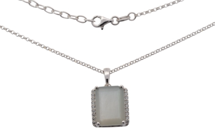 Die "Kette mit Anh&auml;nger Silber Monstein / Zirkonia", Modellnummer 762714119, ist ein elegantes Schmuckst&uuml;ck aus hochwertigem Silber, verziert mit einem funkelnden Mondstein und Zirkonia. Ideal zu besonderen Anl&auml;ssen oder als t&auml;gliches Highlight. Tragen Sie sie zu einem schicken Kleid oder einem eleganten Blusen-Ensemble f&uuml;r einen stilvollen Auftritt, der Blicke auf sich zieht.