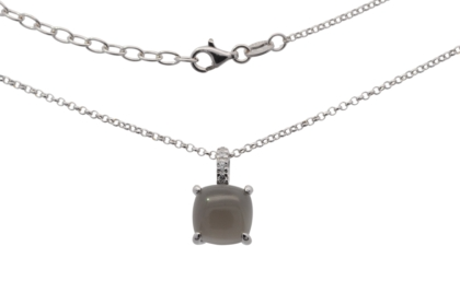 Diese Halskette mit Anh&auml;nger, Modellnummer 762730119, kombiniert elegantes Silber mit einem Mondstein und funkelnden Zirkonia. Ideal f&uuml;r feierliche Anl&auml;sse oder als t&auml;gliches Schmuckst&uuml;ck, erg&auml;nzt sie jedes Outfit mit einem Hauch von Eleganz und Glamour. Tragen Sie sie zu einem schlichten Kleid oder einem eleganten Blazer, um den Look zu vervollst&auml;ndigen.