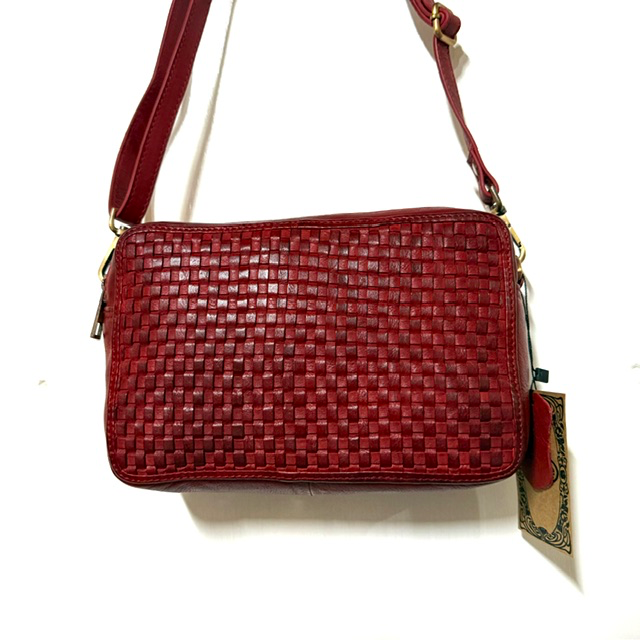 Leren tas van gewassen leer &ndash; Made in Italy
Op zoek naar een stijlvolle leren tas die elegantie en praktisch gebruiksgemak combineert? Deze prachtige leren damestas, gemaakt in Itali&euml;, is uitgevoerd in soepel gewassen leer en heeft aan de voorzijde een verfijnd vlechtmotief. De gladde achterkant zorgt voor een rustige, tijdloze uitstraling. Een stijlvolle tas die moeiteloos past bij zowel een casual als een geklede outfit.

Praktisch ingedeeld en comfortabel te dragen

De tas beschikt over een dubbele toprits en is praktisch ingedeeld. Het voorste vak heeft &eacute;&eacute;n groot hoofdvak met twee steekvakken, ideaal om je essentials overzichtelijk op te bergen. Het achterste vak bestaat uit &eacute;&eacute;n ruim vak met een extra ritsvak voor kleinere spullen die je veilig wilt bewaren.

Dankzij de verstelbare en afneembare schouderriem draag je deze compacte leren tas precies zoals jij dat prettig vindt: over de schouder of als crossbodytas.

Productdetails

Materiaal: gewassen leer
Herkomst: Made in Italy
Design: gevlochten motief aan de voorzijde, gladde achterkant
Sluiting: dubbele toprits
Indeling: twee hoofdvakken, twee steekvakken en een ritsvak
Draagriem: verstelbaar en afneembaar
Afmetingen: 22 cm breed &times; 15 cm hoog &times; 6 cm diep
Een tijdloze leren tas voor elke dag

Deze compacte Italiaanse leren tas is ideaal voor wie houdt van kwaliteit, een verfijnde uitstraling en een praktische indeling. Door het decoratieve vlechtmotief, het soepele gewassen leer en de veelzijdige draagmogelijkheden is deze damestas een mooie aanvulling op iedere garderobe.