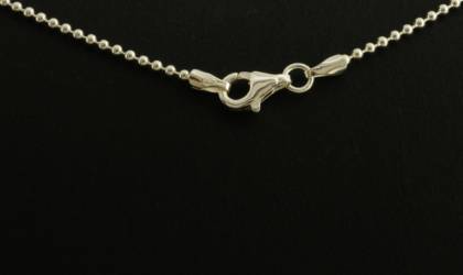 Die Kette Silber Kugelkette, Modellnummer 765205019, ist eine elegante Halskette aus hochwertigem Silber, ideal f&uuml;r jeden Anlass. Mit einer L&auml;nge von 42 cm passt sie perfekt zu jedem Outfit. Tragen Sie sie allein f&uuml;r einen minimalistischen Look oder erg&auml;nzen Sie sie mit anderen Ketten f&uuml;r einen trendigen Layering-Effekt. Perfekt f&uuml;r allt&auml;gliches Styling und besondere Anl&auml;sse.