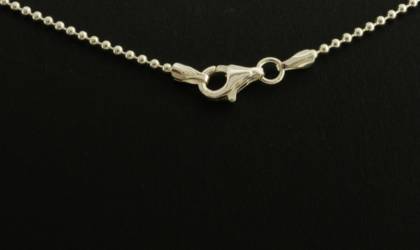 Die "Kette Silber Kugelkette 45 cm, 1,5 mm" mit der Modellnummer 765205119 ist eine elegante Halskette aus Silber. Idealerweise passt sie zu jedem Outfit, ob elegant oder leger. Tragen Sie diese Halskette als dezentes Accessoire f&uuml;r den Alltag oder kombinieren Sie sie mit anderen Schmuckst&uuml;cken f&uuml;r einen stilvollen Layering-Look. Perfekt f&uuml;r jede Gelegenheit!