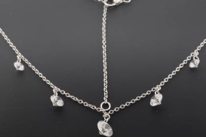 Die Kette Silber Anker mit Zirkonia, Modellnummer 765986019, ist eine elegante Halskette, die in die Kategorie &bdquo;Schmuck&ldquo; f&auml;llt. Sie besteht aus hochwertigem Silber und ist mit funkelnden Zirkonia-Steinen verziert. Dieses Schmuckst&uuml;ck l&auml;sst sich am besten als Highlight zu einem eleganten Abendoutfit oder als stilvolles Accessoire f&uuml;r den Alltag tragen.