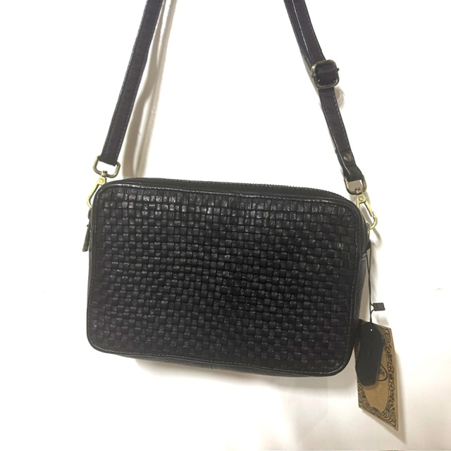 Leren tas van gewassen leer &ndash; Made in Italy
Op zoek naar een stijlvolle leren tas die elegantie en praktisch gebruiksgemak combineert? Deze prachtige leren damestas, gemaakt in Itali&euml;, is uitgevoerd in soepel gewassen leer en heeft aan de voorzijde een verfijnd vlechtmotief. De gladde achterkant zorgt voor een rustige, tijdloze uitstraling. Een stijlvolle tas die moeiteloos past bij zowel een casual als een geklede outfit.

Praktisch ingedeeld en comfortabel te dragen

De tas beschikt over een dubbele toprits en is praktisch ingedeeld. Het voorste vak heeft &eacute;&eacute;n groot hoofdvak met twee steekvakken, ideaal om je essentials overzichtelijk op te bergen. Het achterste vak bestaat uit &eacute;&eacute;n ruim vak met een extra ritsvak voor kleinere spullen die je veilig wilt bewaren.

Dankzij de verstelbare en afneembare schouderriem draag je deze compacte leren tas precies zoals jij dat prettig vindt: over de schouder of als crossbodytas.

Productdetails

Materiaal: gewassen leer
Herkomst: Made in Italy
Design: gevlochten motief aan de voorzijde, gladde achterkant
Sluiting: dubbele toprits
Indeling: twee hoofdvakken, twee steekvakken en een ritsvak
Draagriem: verstelbaar en afneembaar
Afmetingen: 22 cm breed &times; 15 cm hoog &times; 6 cm diep
Een tijdloze leren tas voor elke dag

Deze compacte Italiaanse leren tas is ideaal voor wie houdt van kwaliteit, een verfijnde uitstraling en een praktische indeling. Door het decoratieve vlechtmotief, het soepele gewassen leer en de veelzijdige draagmogelijkheden is deze damestas een mooie aanvulling op iedere garderobe.