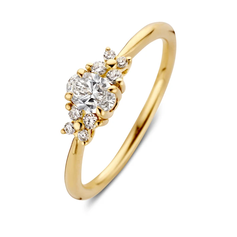 Zacht van vorm en verfijnd tot in de details. Ring Lucy heeft een 0.30 karaat ovaal geslepen lab grown diamant als middelpunt, omringd door acht kleinere briljant geslepen diamanten van samen 0.12 karaat. De zijstenen zijn aan weerszijden in een subtiele bloemvorm geplaatst en geven Lucy haar sierlijke karakter.
De combinatie van de langgerekte ovale diamant, de speelse bloemzetting en de fijne band van 18 karaat gerecycled geelgoud maakt het ontwerp elegant en romantisch. De verschillende diamantformaten zorgen daarbij voor een mooie, natuurlijke schittering aan de vinger.
Lucy is een bijzondere verlovingsring met ovale diamant voor wie houdt van fijne details en een ontwerp dat n&eacute;t even anders is.