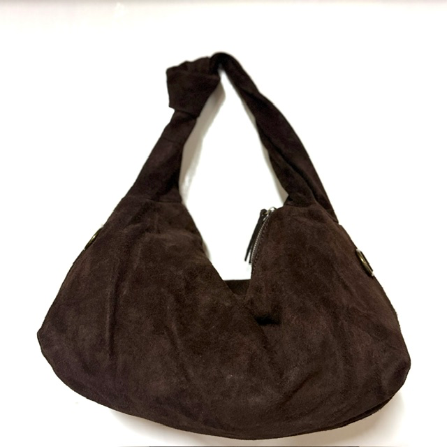 Soepel su&egrave;de schoudertas

Deze stijlvolle schoudertas is gemaakt van soepel su&egrave;de en combineert een elegante uitstraling met praktisch gebruiksgemak. De tas is voorzien van een lange, afneembare schouderriem, zodat je hem op verschillende manieren kunt dragen.

De tas is gevoerd en beschikt over &eacute;&eacute;n ruim hoofdvak met ritssluiting, een extra ritsvak en een handig steekvak voor je telefoon. Dankzij het tijdloze design is deze schoudertas perfect voor dagelijks gebruik en eenvoudig te combineren met diverse outfits.

Productdetails

Materiaal: soepel su&egrave;de
Gevoerd
E&eacute;n hoofdvak met ritssluiting
Extra ritsvak aan de binnenzijde
Steekvak voor je telefoon
Lange, afneembare schouderriem
Afmetingen: 40 cm breed &times; 10 cm diep &times; 26 cm hoog