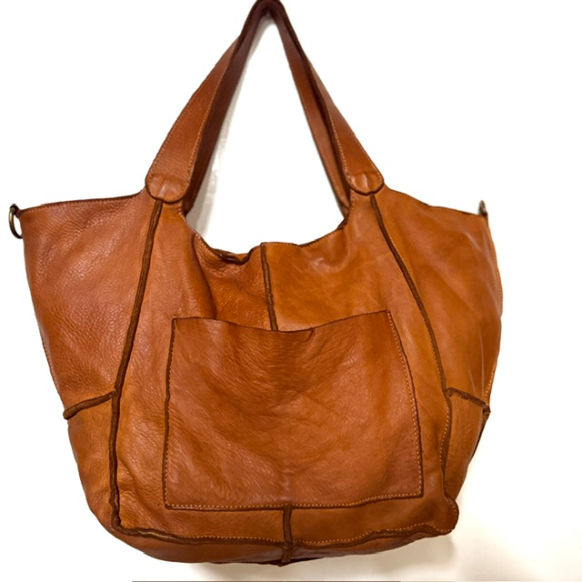 Leren shopper uit Itali&euml; &ndash; stijlvolle tas van gewassen leer
Op zoek naar een stijlvolle leren shopper met een tijdloze uitstraling? Deze fraaie shopper, gemaakt in Itali&euml; van soepel gewassen leer, is een echte aanwinst voor je tassencollectie. Het gewassen leer geeft de tas een mooie, natuurlijke uitstraling en een karaktervol uiterlijk.

Dankzij het praktische formaat biedt deze leren shopper voldoende ruimte voor je dagelijkse essentials. Het hoofdvak is voorzien van een handig binnenritsvak en een extra steekvak, zodat je je spullen overzichtelijk kunt opbergen.

De tas wordt geleverd met een lange, afneembare &eacute;n verstelbare schouderriem. Draag de shopper comfortabel over je schouder of crossbody, of kies voor een elegante look in de hand.

Een veelzijdige Italiaanse leren tas die moeiteloos past bij zowel een casual outfit als een meer geklede stijl. Perfect voor dagelijks gebruik, een dagje shoppen of onderweg!

Productdetails

Gemaakt in Itali&euml; 
Materiaal: gewassen leer
Ruim hoofdvak
Binnenritsvak en steekvak
Lange, afneembare en verstelbare schouderriem
Afmetingen: 30 cm hoog &times; 30 cm breed &times; 16 cm diep