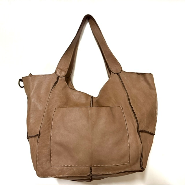 Leren shopper uit Itali&euml; &ndash; stijlvolle tas van gewassen leer
Op zoek naar een stijlvolle leren shopper met een tijdloze uitstraling? Deze fraaie shopper, gemaakt in Itali&euml; van soepel gewassen leer, is een echte aanwinst voor je tassencollectie. Het gewassen leer geeft de tas een mooie, natuurlijke uitstraling en een karaktervol uiterlijk.

Dankzij het praktische formaat biedt deze leren shopper voldoende ruimte voor je dagelijkse essentials. Het hoofdvak is voorzien van een handig binnenritsvak en een extra steekvak, zodat je je spullen overzichtelijk kunt opbergen.

De tas wordt geleverd met een lange, afneembare &eacute;n verstelbare schouderriem. Draag de shopper comfortabel over je schouder of crossbody, of kies voor een elegante look in de hand.

Een veelzijdige Italiaanse leren tas die moeiteloos past bij zowel een casual outfit als een meer geklede stijl. Perfect voor dagelijks gebruik, een dagje shoppen of onderweg!

Productdetails

Gemaakt in Itali&euml; 
Materiaal: gewassen leer
Ruim hoofdvak
Binnenritsvak en steekvak
Lange, afneembare en verstelbare schouderriem
Afmetingen: 30 cm hoog &times; 30 cm breed &times; 16 cm diep
