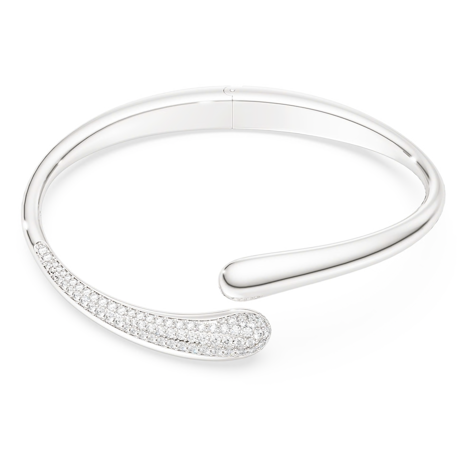 Deze armband is gemaakt van sterling zilver uit gerecyclede bronnen en is een perfect voorbeeld van de verfijnde vorm van Classica. Het overlappende ontwerp valt soepel om je pols en loopt uit in een beeldschone druppelvorm met als kers op de taart een stralend pav&eacute;. Swarovski Classica geeft een nieuwe draai aan alledaagse elegantie. Deze collectie is ge&iuml;nspireerd op de Aronskelk en combineert vloeiende vormen met een strakke geometrie, allemaal ge&iuml;njecteerd met het licht van Swarovski Zirkonia.