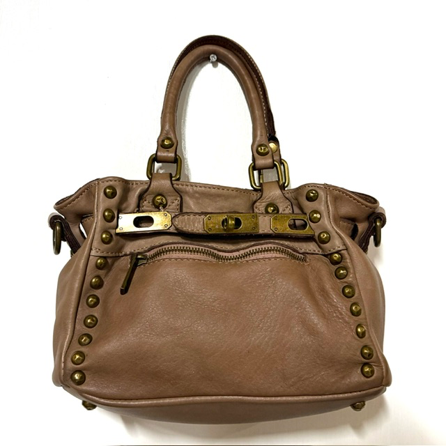 Stijlvolle handtas met elegante sluiting en studs
Op zoek naar een bijzondere handtas die elegantie en een stoere uitstraling perfect combineert? Deze fraaie handtas is een echte eyecatcher en geeft iedere outfit een stijlvolle finishing touch.

De tas is voorzien van een lange, afneembare en verstelbare schouderriem, zodat je haar zowel comfortabel over de schouder als crossbody kunt dragen. De elegante sluiting aan de voorzijde, ge&iuml;nspireerd op de klassieke Herm&egrave;s-stijl, geeft de handtas een luxe uitstraling. De praktische ritssluiting aan de voorzijde biedt extra gebruiksgemak.

Het hoofdvak sluit met een rits en is voorzien van een handig binnenvak met rits en een steekvak, ideaal om je dagelijkse essentials overzichtelijk op te bergen. De decoratieve studs aan de voorzijde en de beschermende studs aan de onderkant maken het stijlvolle ontwerp helemaal af.

Dankzij het compacte formaat is deze elegante handtas perfect voor een dagje uit, een etentje of een bijzondere gelegenheid. Een veelzijdige damestas die moeiteloos past bij zowel een casual als een chique outfit.

Productdetails

Stijlvolle handtas met luxe uitstraling
Lange, afneembare en verstelbare schouderriem
Fraaie sluiting in Herm&egrave;s-stijl
Extra ritsvak aan de voorzijde
E&eacute;n hoofdvak met ritssluiting
Binnenvak met rits en praktisch steekvak
Decoratieve studs aan de voorzijde
Beschermende studs aan de onderkant
Afmetingen: 15 cm hoog &times; 25 cm breed &times; 12 cm diep