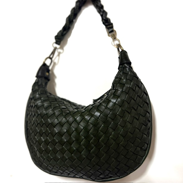 Gevlochten leren tas met geknoopte schouderriem
Op zoek naar een stijlvolle tas met een unieke uitstraling? Deze prachtige gevlochten leren tas is een echte eyecatcher! Het verfijnde vlechtwerk geeft de tas een luxe en speels karakter, terwijl de geknoopte korte schouderriem zorgt voor een trendy en eigentijdse look.

De tas is voorzien van een korte, geknoopte en afneembare schouderriem &eacute;n een lange, afneembare en verstelbare schouderriem. Zo kun je de tas op verschillende manieren dragen: elegant in de hand, comfortabel over de schouder of praktisch crossbody.

Het hoofdvak sluit met een rits en biedt voldoende ruimte voor je dagelijkse essentials. Onder de hoofdrits bevinden zich extra ritsvakken en een handig steekvak, zodat je je spullen overzichtelijk kunt opbergen.

Dankzij het compacte formaat en het bijzondere gevlochten design is deze leren damestas perfect voor dagelijks gebruik, een dagje uit of een avondje weg. Een veelzijdige tas die moeiteloos past bij zowel een casual als een elegante outfit.

Productdetails

Materiaal: leer
Fraai gevlochten design
Korte, geknoopte en afneembare schouderriem
Lange, afneembare en verstelbare schouderriem
Hoofdvak met ritssluiting
Extra ritsvakken onder de hoofdrits
Handig steekvak
Afmetingen: 20 cm hoog &times; 22 cm breed &times; 5 cm diep
