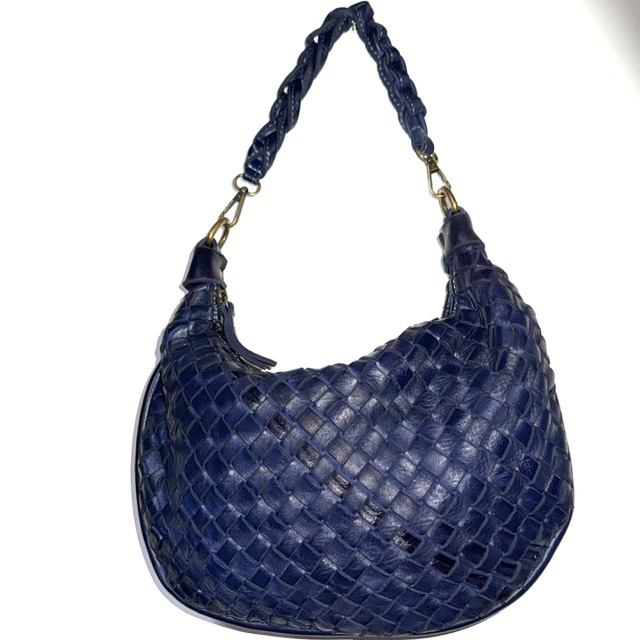 Gevlochten leren tas met geknoopte schouderriem
Op zoek naar een stijlvolle tas met een unieke uitstraling? Deze prachtige gevlochten leren tas is een echte eyecatcher! Het verfijnde vlechtwerk geeft de tas een luxe en speels karakter, terwijl de geknoopte korte schouderriem zorgt voor een trendy en eigentijdse look.

De tas is voorzien van een korte, geknoopte en afneembare schouderriem &eacute;n een lange, afneembare en verstelbare schouderriem. Zo kun je de tas op verschillende manieren dragen: elegant in de hand, comfortabel over de schouder of praktisch crossbody.

Het hoofdvak sluit met een rits en biedt voldoende ruimte voor je dagelijkse essentials. Onder de hoofdrits bevinden zich extra ritsvakken en een handig steekvak, zodat je je spullen overzichtelijk kunt opbergen.

Dankzij het compacte formaat en het bijzondere gevlochten design is deze leren damestas perfect voor dagelijks gebruik, een dagje uit of een avondje weg. Een veelzijdige tas die moeiteloos past bij zowel een casual als een elegante outfit.

Productdetails

Materiaal: leer
Fraai gevlochten design
Korte, geknoopte en afneembare schouderriem
Lange, afneembare en verstelbare schouderriem
Hoofdvak met ritssluiting
Extra ritsvakken onder de hoofdrits
Handig steekvak
Afmetingen: 20 cm hoog &times; 22 cm breed &times; 5 cm diep