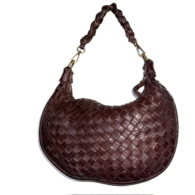 Gevlochten leren tas met geknoopte schouderriem
Op zoek naar een stijlvolle tas met een unieke uitstraling? Deze prachtige gevlochten leren tas is een echte eyecatcher! Het verfijnde vlechtwerk geeft de tas een luxe en speels karakter, terwijl de geknoopte korte schouderriem zorgt voor een trendy en eigentijdse look.

De tas is voorzien van een korte, geknoopte en afneembare schouderriem &eacute;n een lange, afneembare en verstelbare schouderriem. Zo kun je de tas op verschillende manieren dragen: elegant in de hand, comfortabel over de schouder of praktisch crossbody.

Het hoofdvak sluit met een rits en biedt voldoende ruimte voor je dagelijkse essentials. Onder de hoofdrits bevinden zich extra ritsvakken en een handig steekvak, zodat je je spullen overzichtelijk kunt opbergen.

Dankzij het compacte formaat en het bijzondere gevlochten design is deze leren damestas perfect voor dagelijks gebruik, een dagje uit of een avondje weg. Een veelzijdige tas die moeiteloos past bij zowel een casual als een elegante outfit.

Productdetails

Materiaal: leer
Fraai gevlochten design
Korte, geknoopte en afneembare schouderriem
Lange, afneembare en verstelbare schouderriem
Hoofdvak met ritssluiting
Extra ritsvakken onder de hoofdrits
Handig steekvak
Afmetingen: 20 cm hoog &times; 22 cm breed &times; 5 cm diep