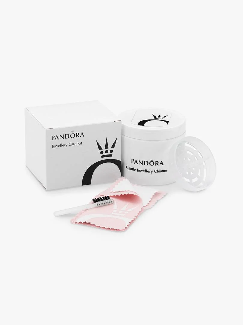 Dit is de perfecte set om je Pandora-sieraden te onderhouden, compleet met instructies. De sieradenreinigerset bevat een milde, door Pandora goedgekeurde reinigingsoplossing voor alle metalen, een zacht borsteltje en een sieradenbakje om je sieraden in te doen tijdens het schoonmaken. Er is ook een dubbelzijdige poetsdoek: de witte kant is voor sterlingzilver en 14k goud, en de roze kant is voor vergulde metalen zoals Pandora Rose en Pandora Shine.