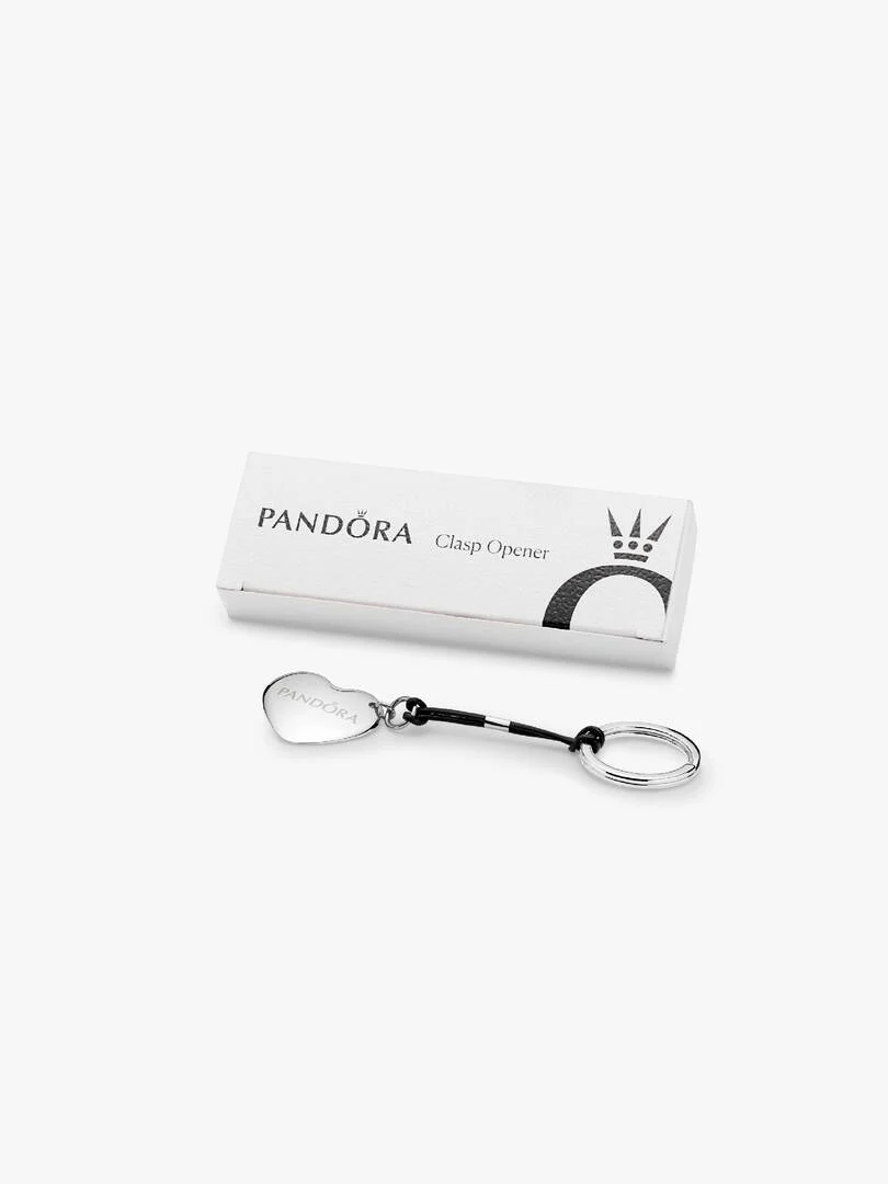 De hartvormige Pandora opener voor sluitingen is van RVS en wordt in een stijlvolle doos geleverd. Met deze opener kun je alle types Pandora clip charms, medaillons en sluitingen gemakkelijk openen. Ook de charms en sluitingen van Pandora Reflexions. Je kunt de opener ook als sleutelring dragen.