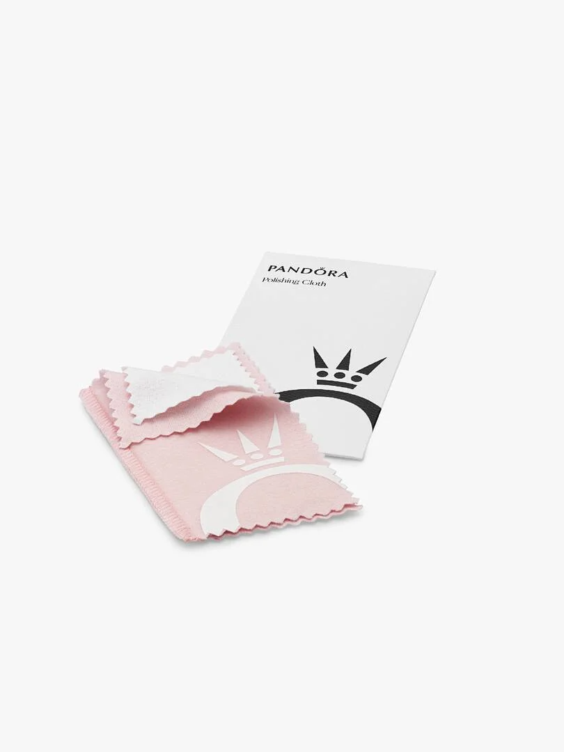 Met onze speciale dubbelzijdige poetsdoek houd je jouw Pandora-sieraden mooi en glanzend. Belangrijk om weten: De witte kant (doordrenkt met een milde reinigingsoplossing) is bedoeld voor het polijsten van edele metalen zoals sterlingzilver en 14k goud. De roze kant (onbehandeld) is bedoeld voor het polijsten van vergulde sieraden zoals Pandora Rose en Pandora Shine.