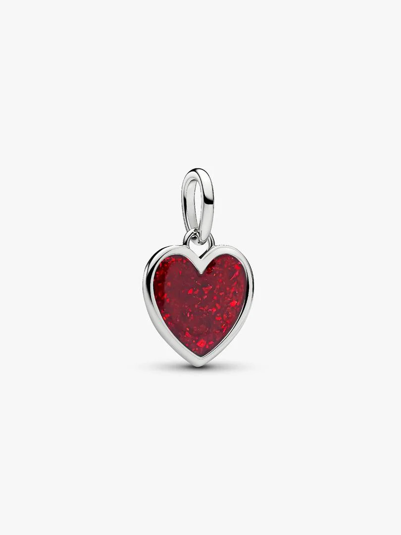 De graveerbare hartvormige platinum-vergulde hanger met rood glitteremaille, modelnummer 735088C03, is sierlijk en stijlvol. Ideaal voor speciale gelegenheden of als persoonlijk cadeau. Het beste te dragen aan een armband of ketting voor een elegante uitstraling. Combineer met andere sieraden voor een uniek en persoonlijk accent. Een prachtige toevoeging aan elke juwelencollectie.