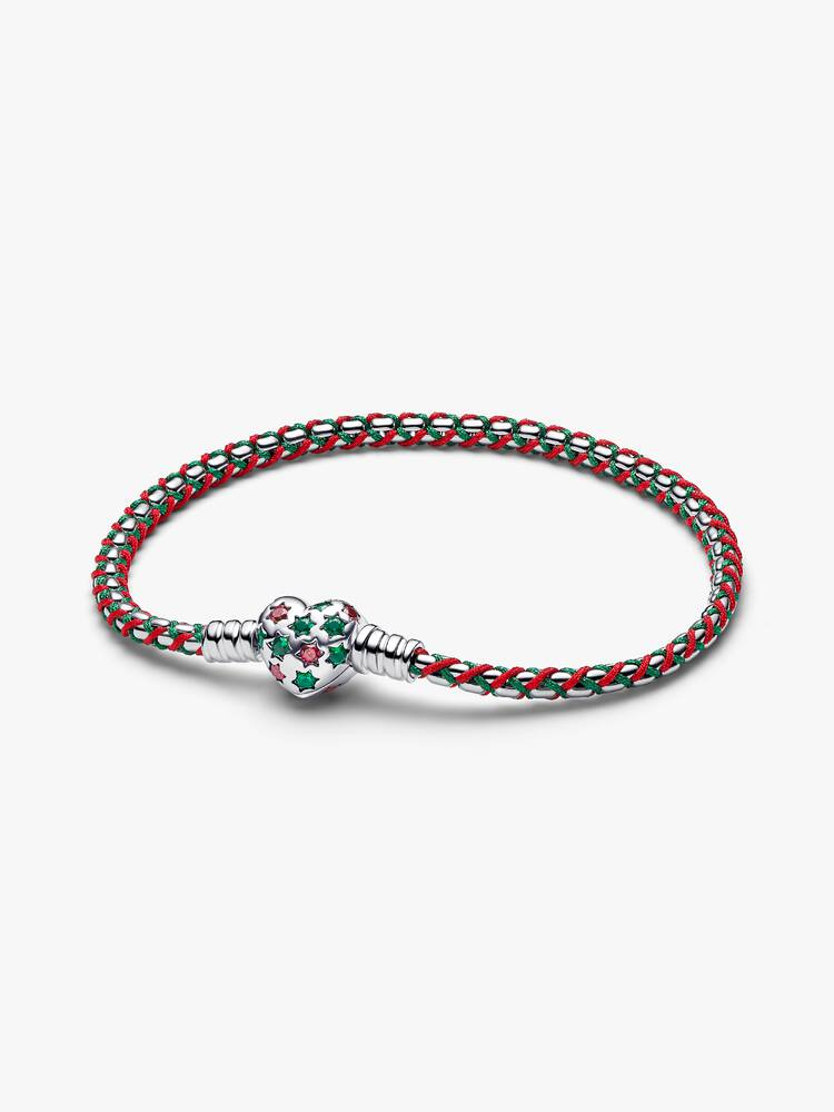 Een feestelijke variatie op de klassieke armband. Rood en groen koord is rond de 'box chain'-schakelketting van sterling zilver gewikkeld, terwijl steentjes in een sterzetting op de hartvormige sluiting zorgen voor een kerstachtig accent.