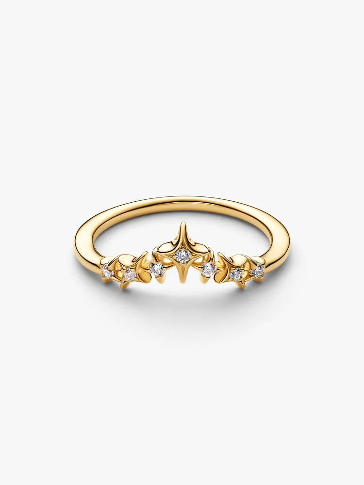 Een hemelse interpretatie van de tiara-ring. De met 14-karaats goud vergulde ring loopt in een zachte V-vorm en is afgewerkt met stervormige details, bezet met heldere steentjes.