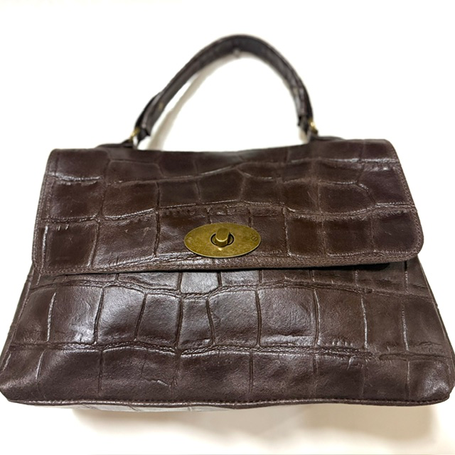 Stijlvolle damestas met luxe croco print
Op zoek naar een elegante tas met een luxe uitstraling &eacute;n een praktische indeling? Deze fraaie damestas met croco print is een echte blikvanger. De stijlvolle structuur en het elegante draaislot aan de voorzijde geven de tas een chique en tijdloos karakter. Perfect voor dames die houden van een modieuze tas met een verfijnde uitstraling.

Onder de klep bevinden zich twee ruime hoofdvakken, gescheiden door een smal tussenvak met ritssluiting. Daarnaast is de binnenkant voorzien van een extra ritsvak en een handig steekvak, zodat je jouw dagelijkse essentials overzichtelijk kunt opbergen. Ook aan de achterzijde vind je een praktisch ritsvak voor spullen die je graag snel bij de hand hebt.

Met haar royale formaat biedt deze croco tas voldoende ruimte voor je dagelijkse benodigdheden. Draag haar tijdens een dagje shoppen, naar je werk of bij een gezellige lunch. Deze stijlvolle tas combineert moeiteloos met zowel een zakelijke outfit als een elegante vrijetijdslook.

Productdetails

Fraaie croco print voor een luxe uitstraling
Elegante klep met decoratief draaislot
Twee hoofdvakken onder de klep
Tussenvak met ritssluiting
Extra ritsvak en steekvak aan de binnenzijde
Handig ritsvak aan de achterzijde
Lange afneembare en verstelbare schouderriem.

Afmetingen: 19 cm hoog &times; 28 cm breed &times; 9 cm diep